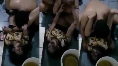 Ngintip Tetangga Ngewe Di WC